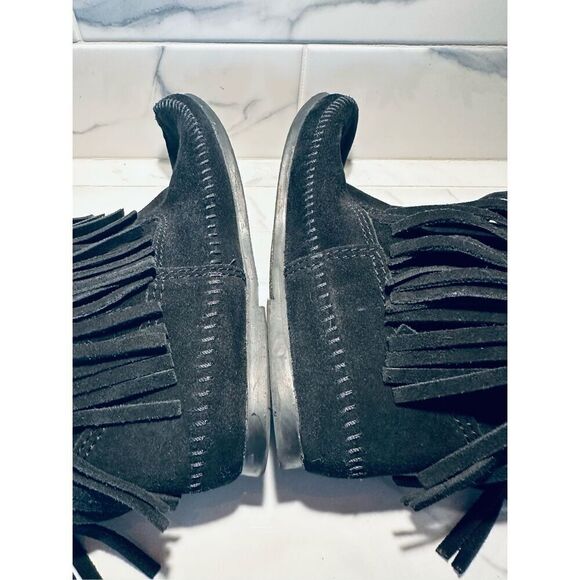 Minnetonka Women’s 3 Layer Black Fringe Boots - Picture 4 of 7